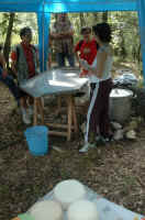 019_Dimostrazione_di_produzione_artigianale_di_formaggi_e_ricotte_001.JPG.jpg (330621 byte)