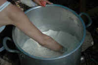021_Dimostrazione_di_produzione_artigianale_di_formaggi_e_ricotte_003.JPG.jpg (84533 byte)