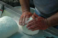 022_Dimostrazione_di_produzione_artigianale_di_formaggi_e_ricotte_004.JPG.jpg (105482 byte)