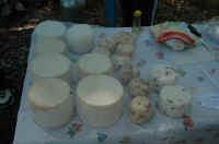 025_Dimostrazione_di_produzione_artigianale_di_formaggi_e_ricotte_007.JPG.jpg (111147 byte)