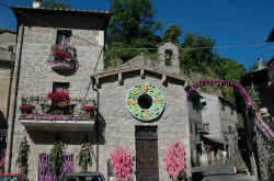 002_la_chiesa_infiorata.jpg (148987 byte)