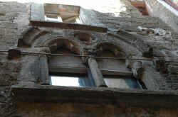 007_la_bifora_di_un_palazzo_nobiliare.jpg (107256 byte)