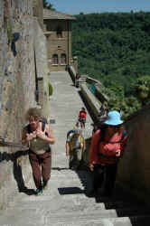 055_risaliamo_in_paese.jpg (232997 byte)