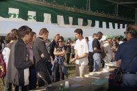 Si chiedono informazioni allo stand FIE durante la festa dell'escursionismo 2003
