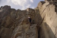 Un escursionista sta per raggiungere la cima