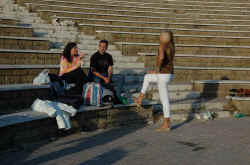 001_ci_si_ritrova_alla_cavea_del_teatro.jpg (124848 byte)